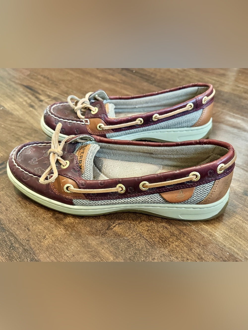 WOMEN'S Sperry Angelfish Boat
Shoes - Cordovan Embossed Anchors
~ Size 6.5